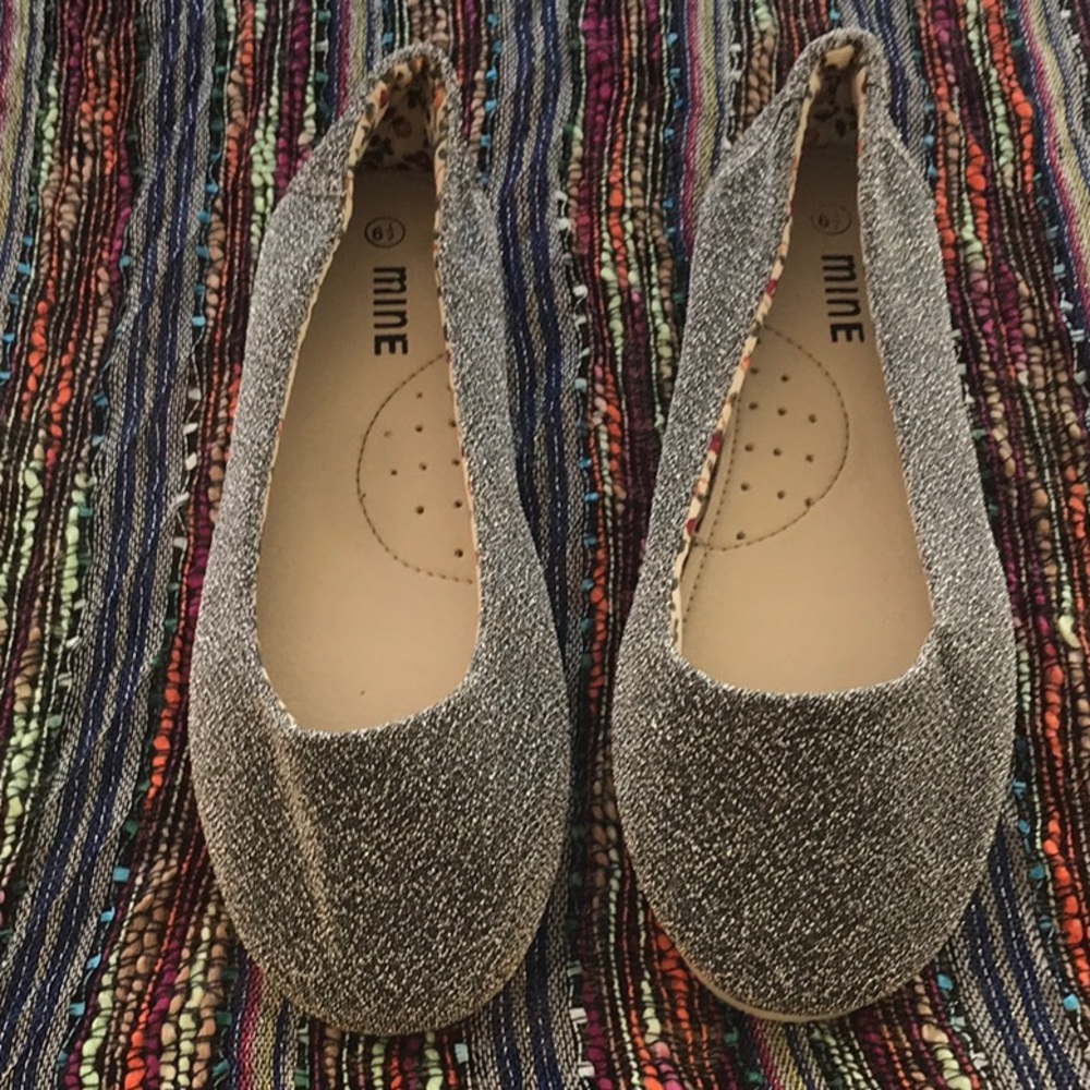 Cute metallic silver/ black blend soft flats! NWOT